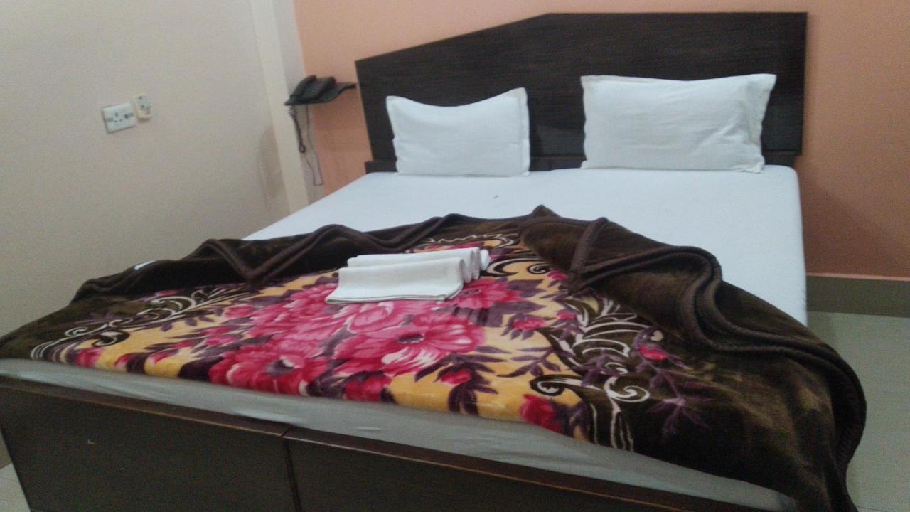 ורנאסי Hotel Giriraj Inn מראה חיצוני תמונה